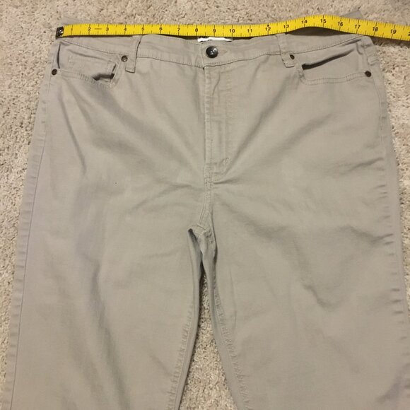 Jones & Co. Oatmeal Rolled Cuff Capris - Picture 10 of 14